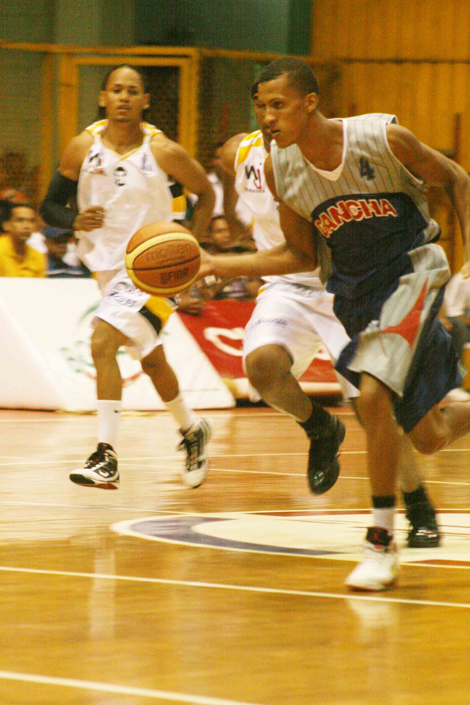 Andy Pérez en una de sus escapadas en el juego que gano La Cancha al Don Bosco